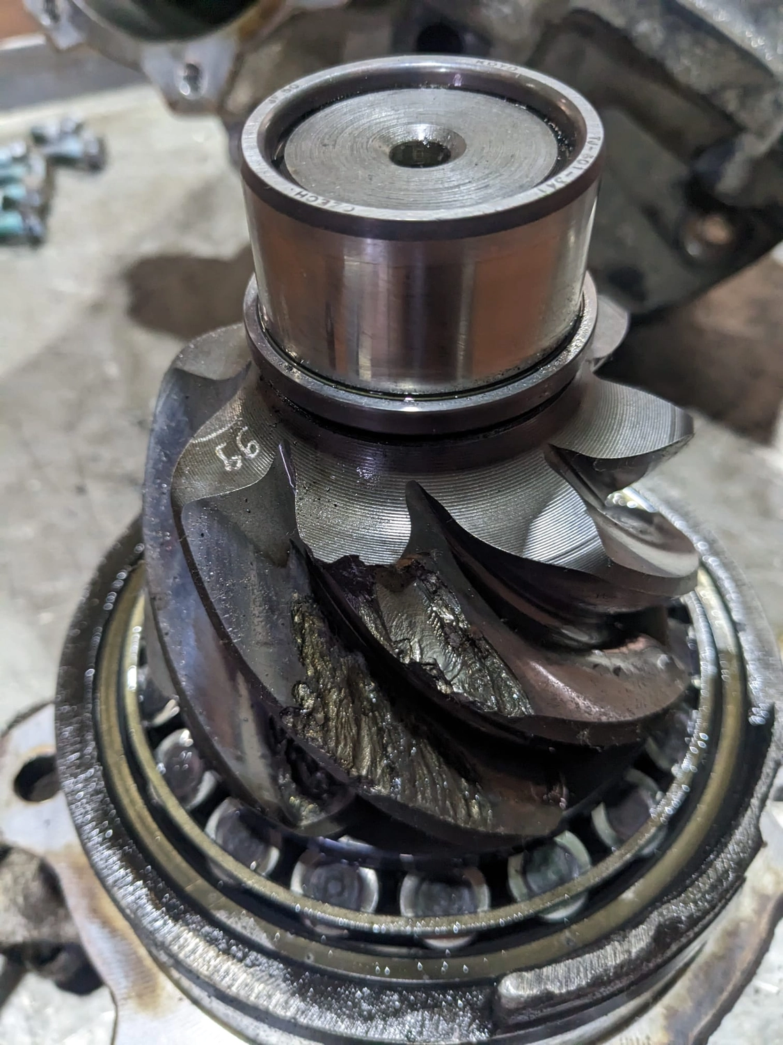 KFZ-24 HAGEN - PKW|LKW | Baumaschinen – ein beschädigtes Differenzialritzel aus einem Fahrzeug